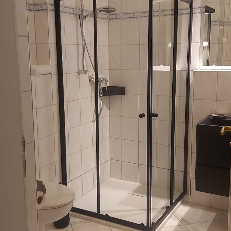 Badezimmer mit Dusche